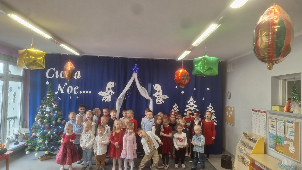 Dzieci śpiewają kolędy 