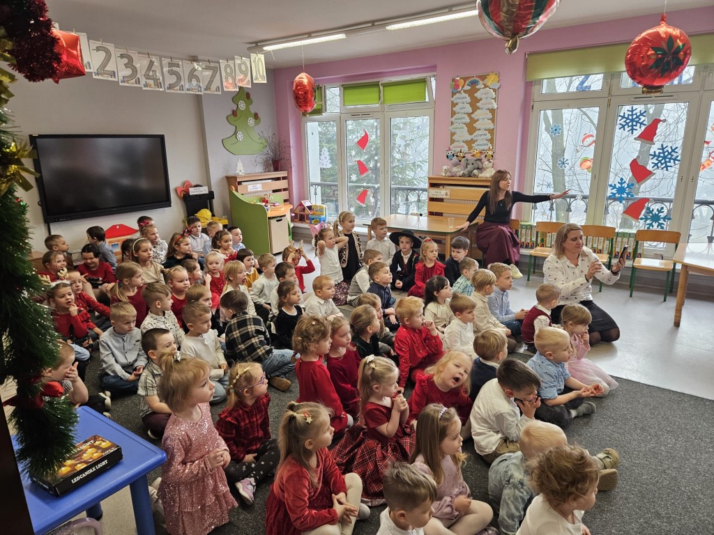 Dzieci śpiewają kolędę 