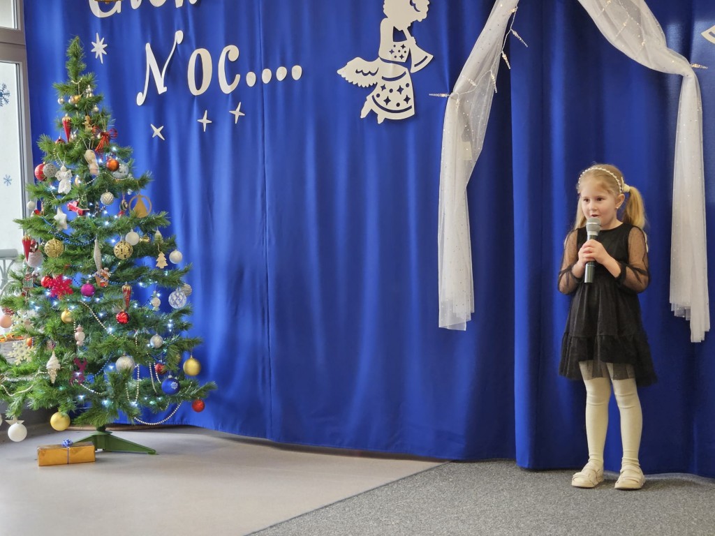 Dzieci śpiewają kolędy 