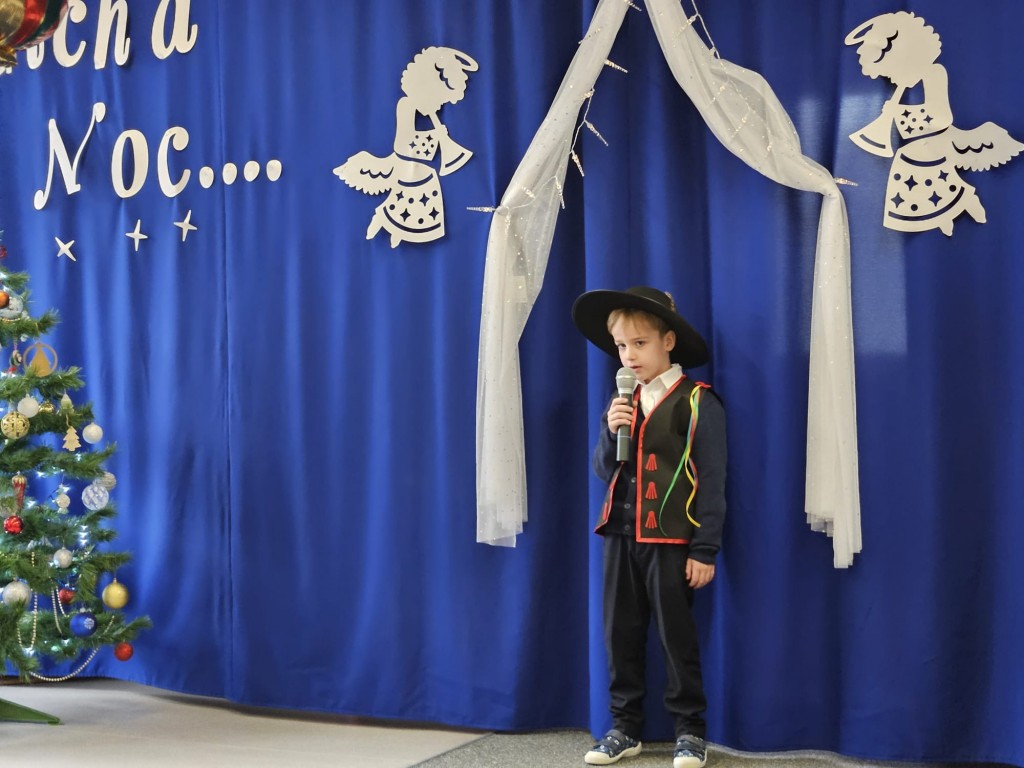 Dzieci śpiewają kolędy 