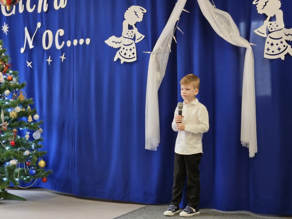 Dzieci śpiewają kolędy 