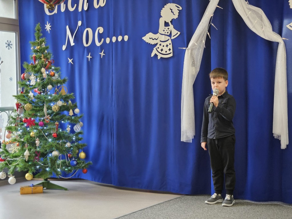 Dzieci śpiewają kolędy 