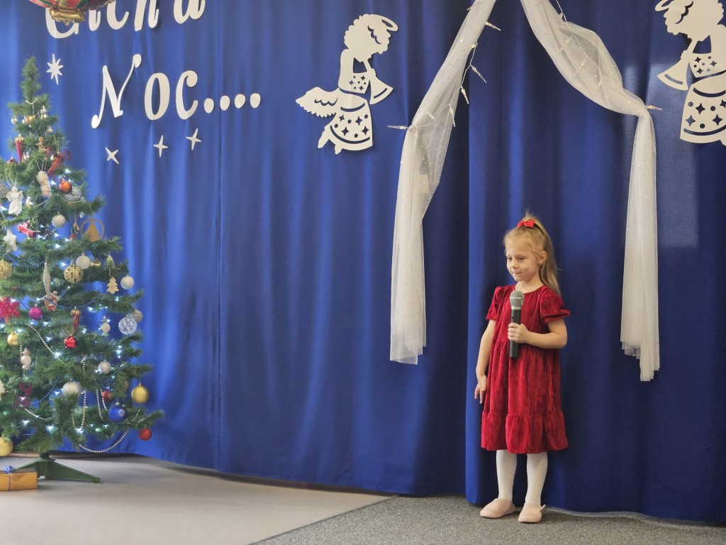 Dzieci śpiewają kolędy 