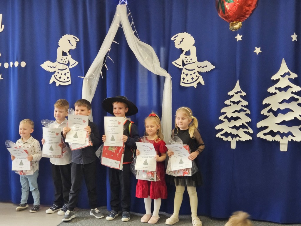 Dzieci śpiewają kolędy 