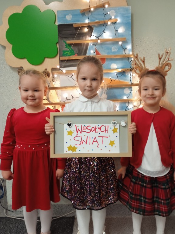 dzieci na wigilijce przedszkolnej