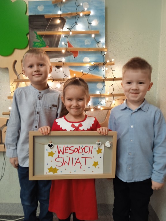 dzieci na wigilijce przedszkolnej