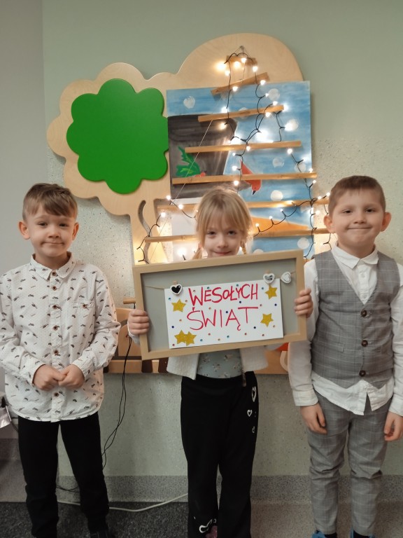 dzieci na wigilijce przedszkolnej