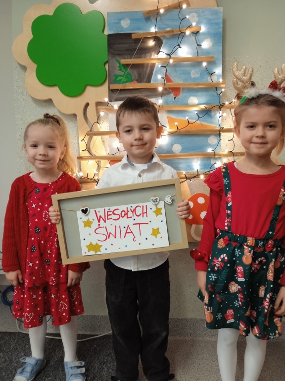 dzieci na wigilijce przedszkolnej