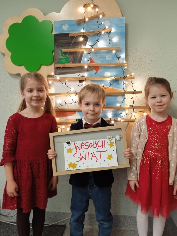 dzieci na wigilijce przedszkolnej