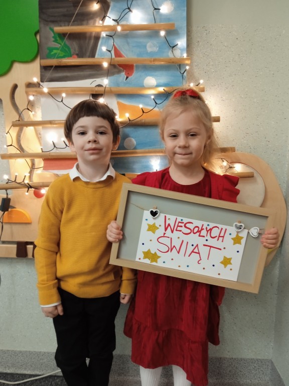 dzieci na wigilijce przedszkolnej