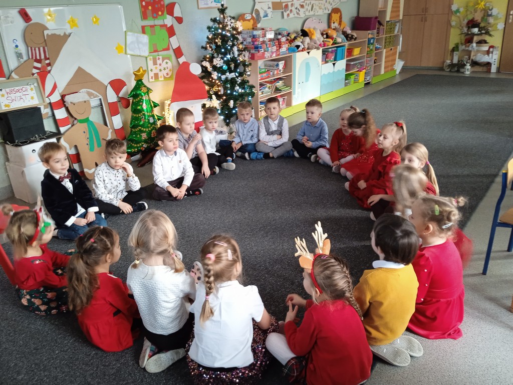dzieci na wigilijce przedszkolnej