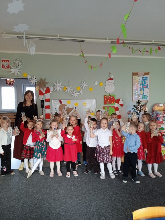 dzieci na wigilijce przedszkolnej z prezentami