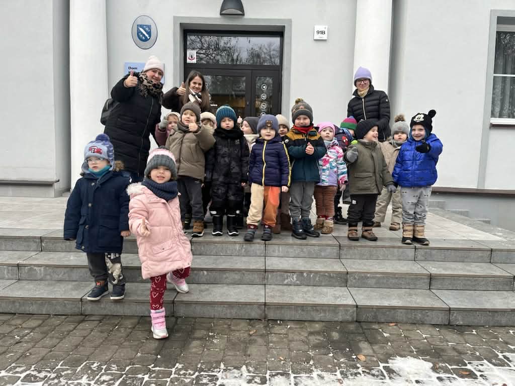 Zdjęcie grupowe dzieci przed Domem kultury