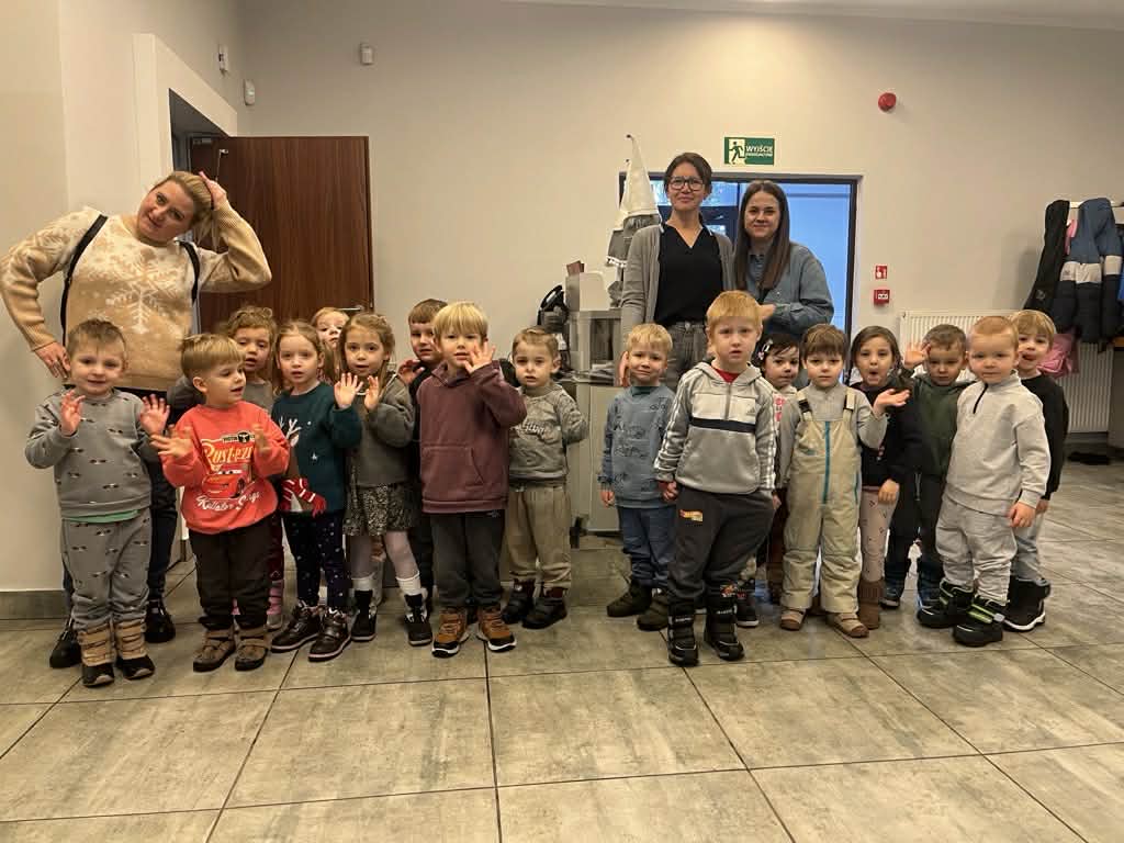 Zdjęcie dzieciaków przed wejściem na salę widowiskową