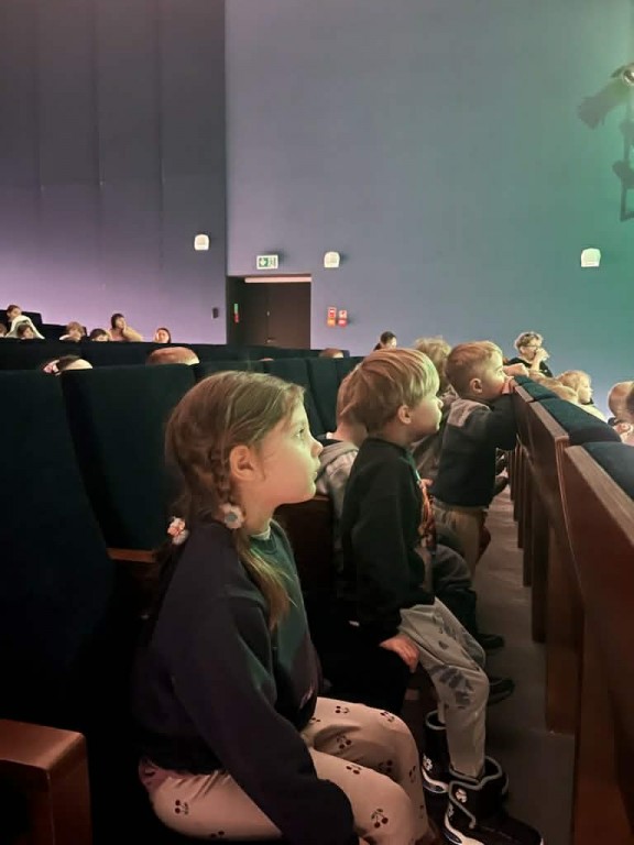 Dzieci z zainteresowaniem oglądają spektakl