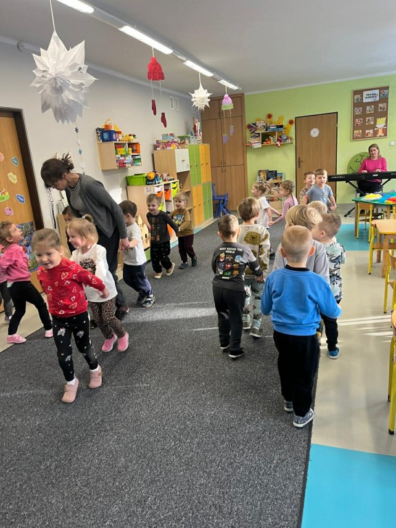 dzieci naśladują saneczki