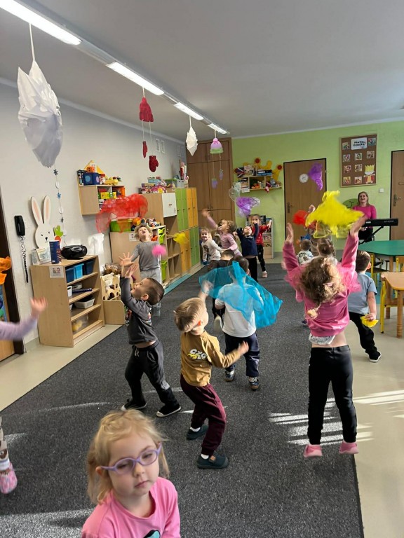 Zabawa w fajerwerki muzyczna- z kolorowymi chustkami