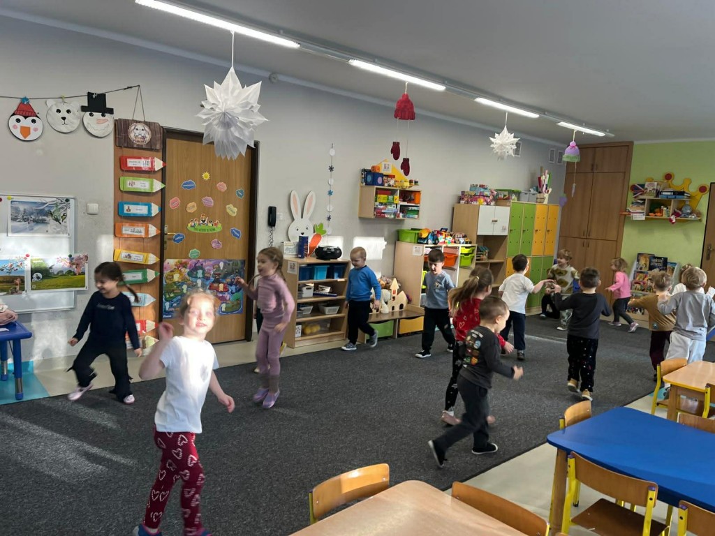 dzieci naśladują ruchem ciała podskoki małego, nowego roczku