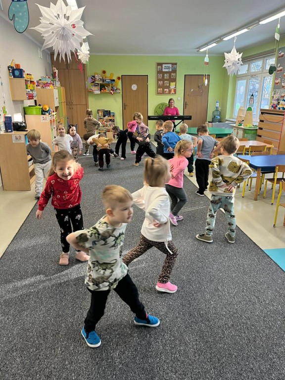 dzieci naśladują ruchem ciała stary rok
