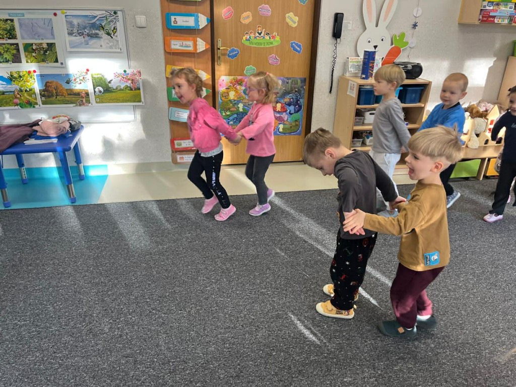 dzieci dobierają się w pary tworząc zaprzęgi