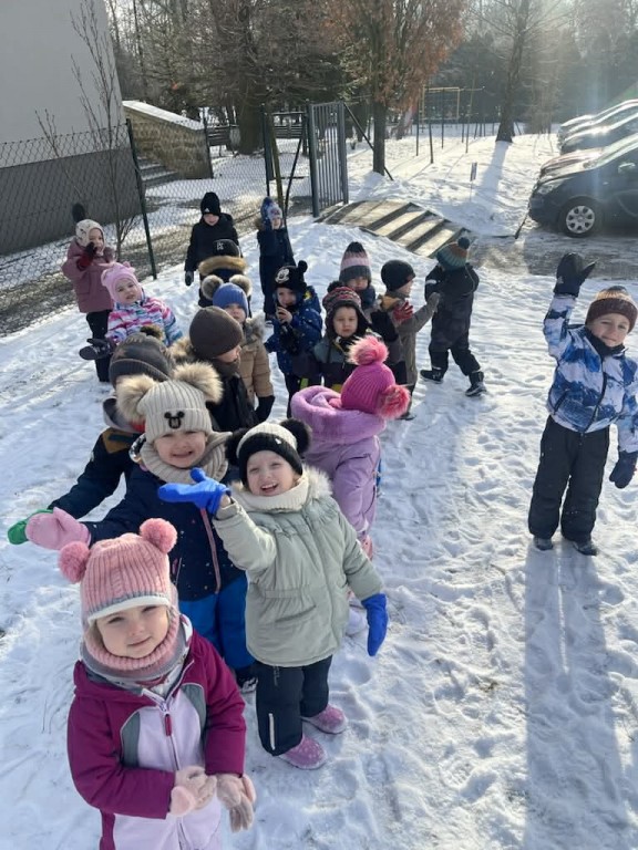 dzieci machają radośnie