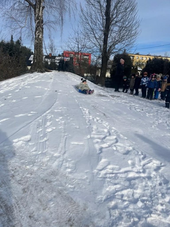 dziecko zjeżdża z górki