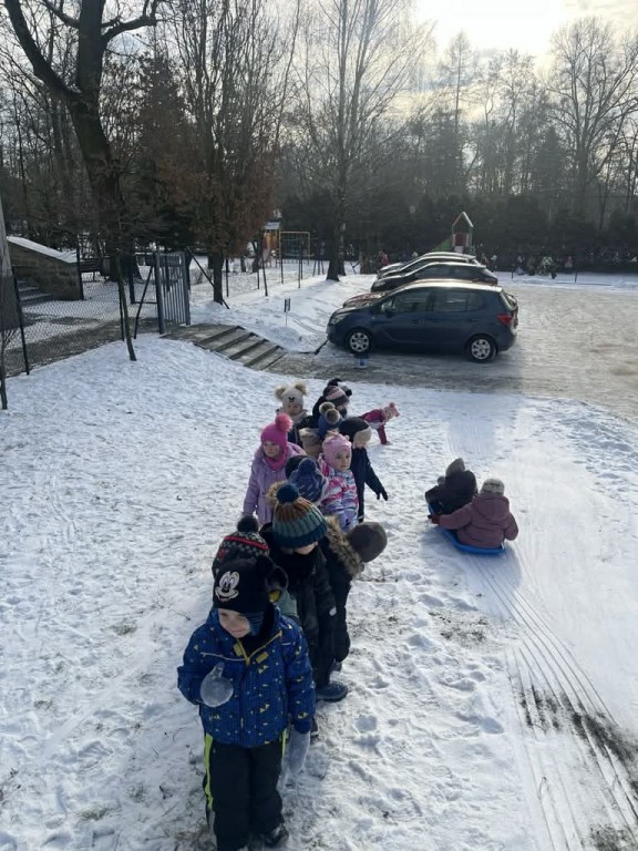 dzieci czekają na swoją kolej 