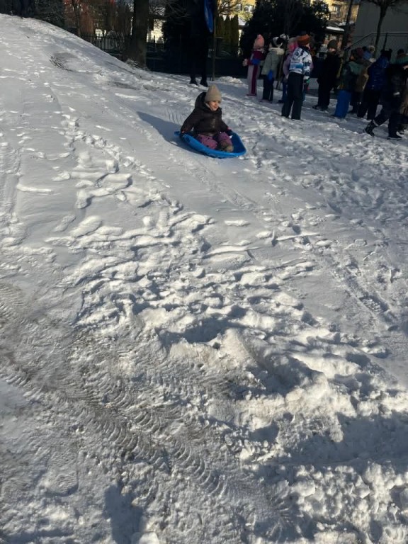 dzieci zjeżdżają z górki