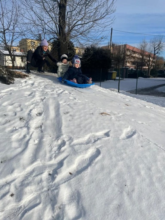 dzieci zjeżdżają z górki