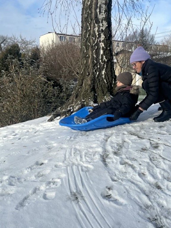 chłopiec na saneczkach