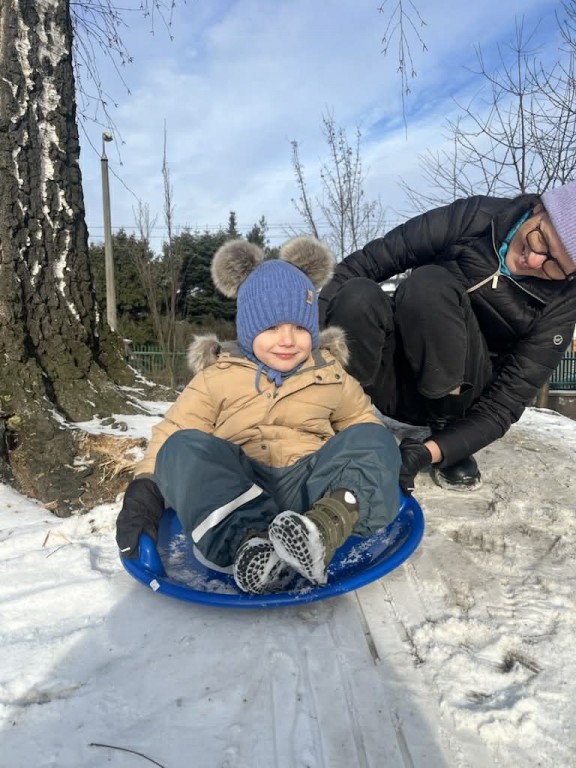 dzieci zjeżdżają z górki