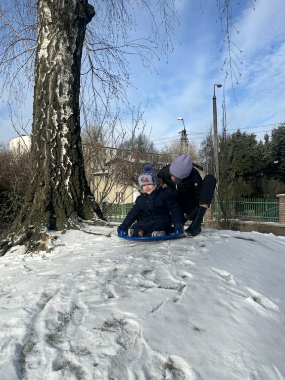 dzieci zjeżdżają z górki