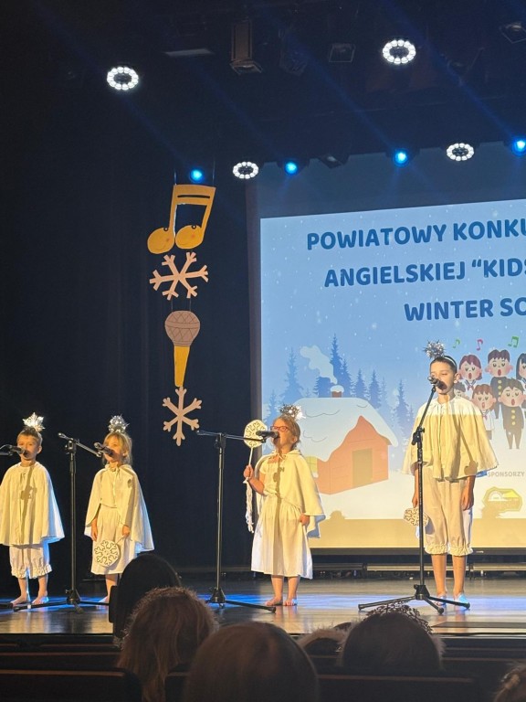 dzieci spiewaja piosenki na konkursie angielskiej piosenki