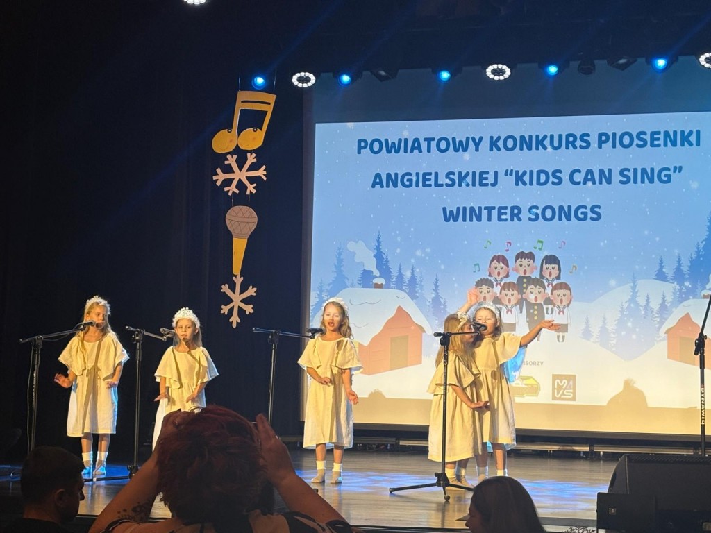 dzieci spiewaja piosenki na konkursie angielskiej piosenki
