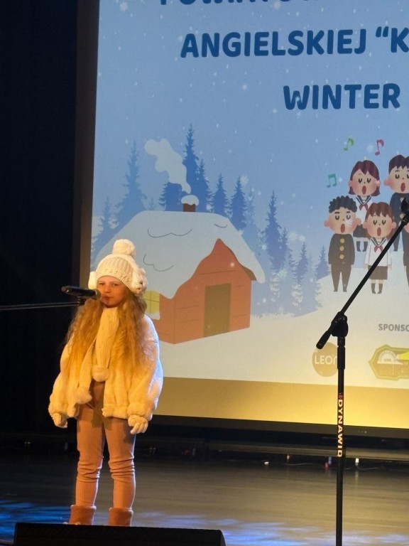 dzieci spiewaja piosenki na konkursie angielskiej piosenki