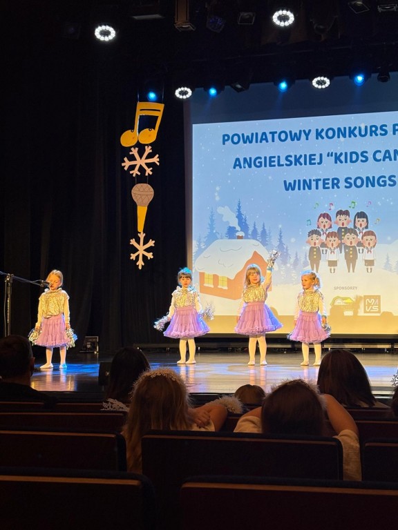 dzieci spiewaja piosenki na konkursie angielskiej piosenki
