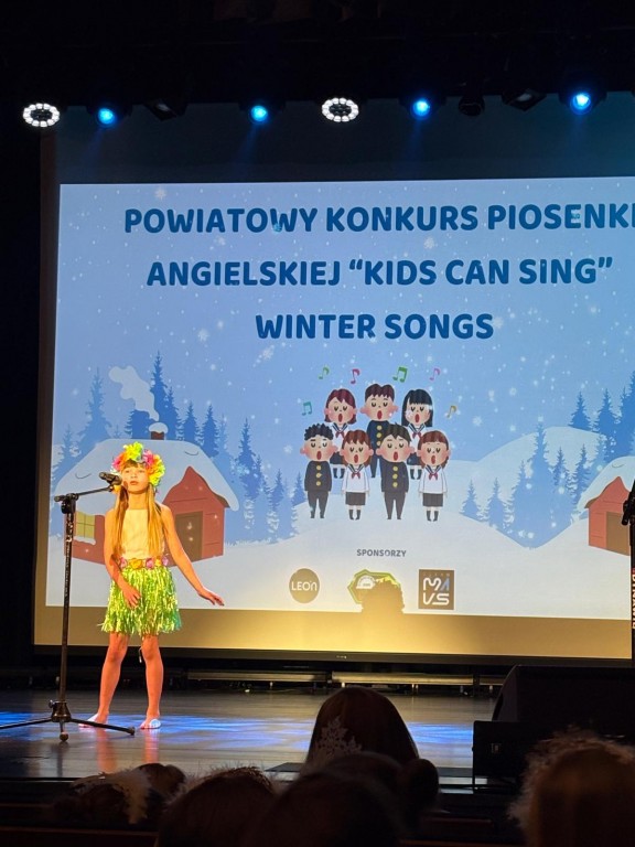 dzieci spiewaja piosenki na konkursie angielskiej piosenki