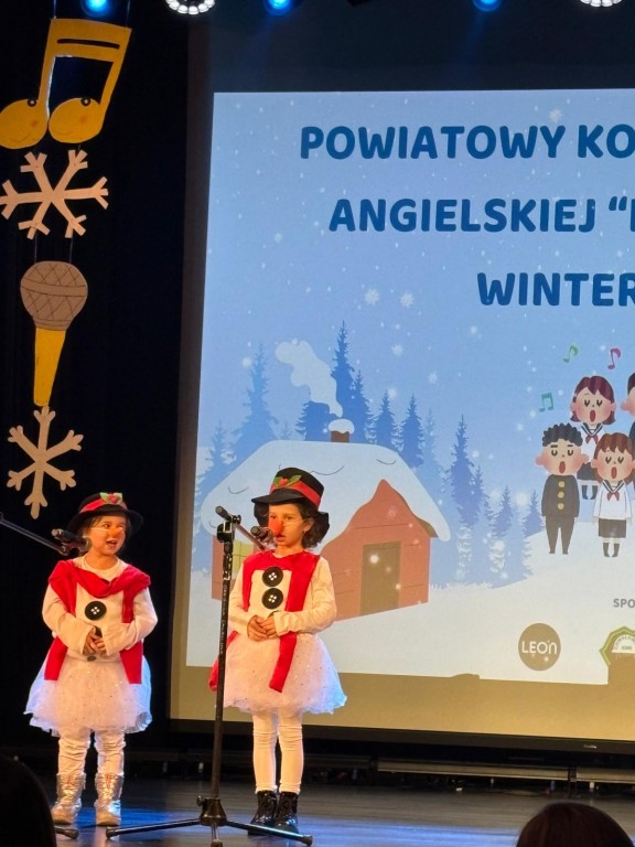 dzieci spiewaja piosenki na konkursie angielskiej piosenki
