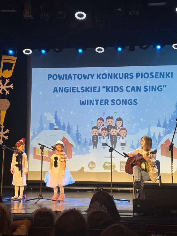 dzieci spiewaja piosenki na konkursie angielskiej piosenki