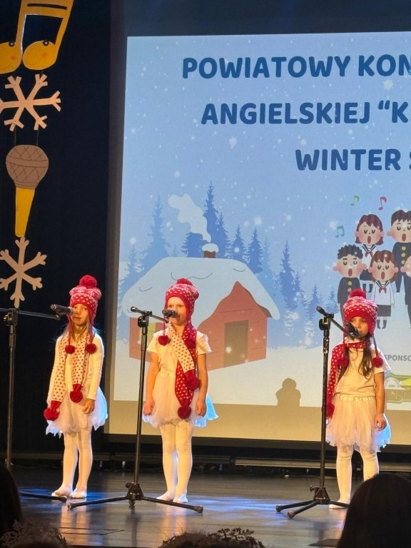 dzieci spiewaja piosenki na konkursie angielskiej piosenki