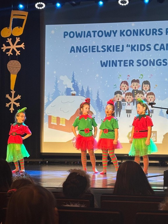 dzieci spiewaja piosenki na konkursie angielskiej piosenki