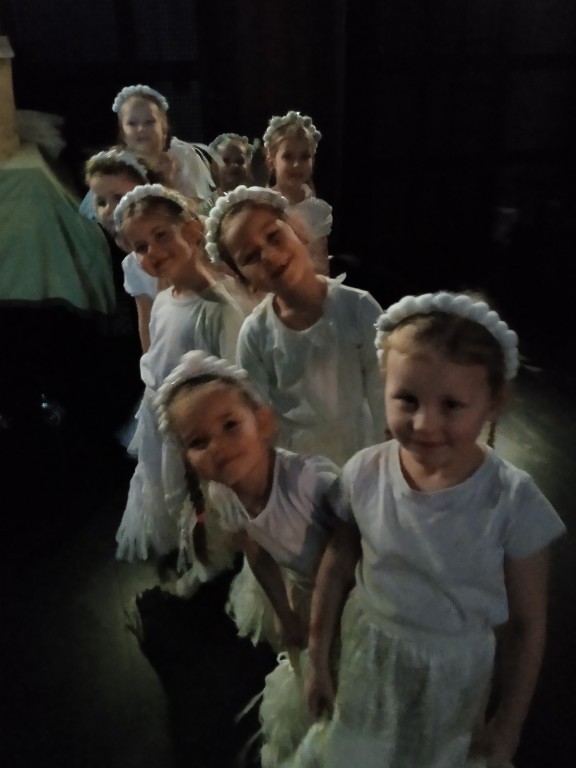 dziewczynki przed wystepem na konkursie piosenki anglojezycznej