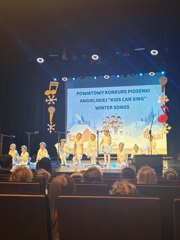 dzieci wystepuja na konkursie piosenki anglojezycznej
