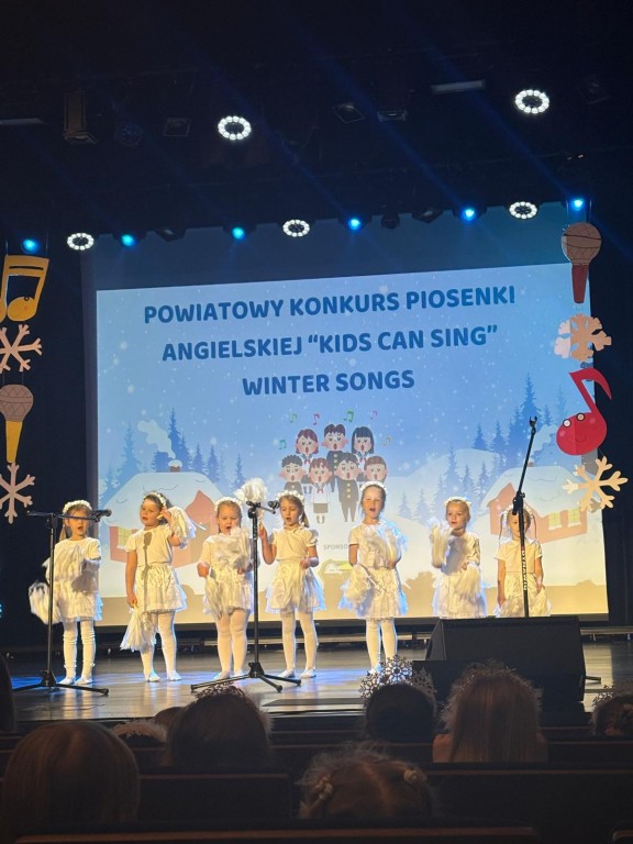 dzieci wystepuja na konkursie piosenki anglojezycznej