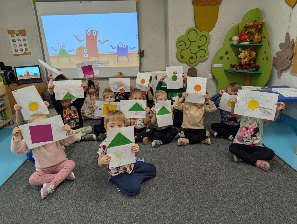 grupowa prezentacja obrazków dzieci