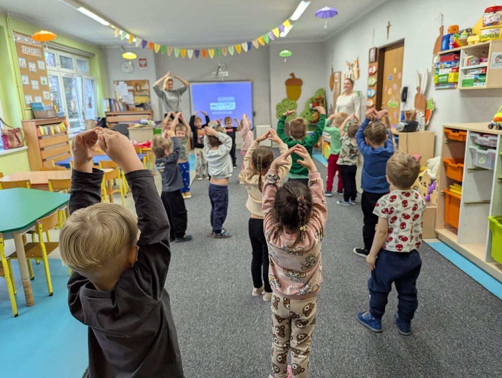 zabawa ruchowa- reakcja ruchem ciała na dany sygnał