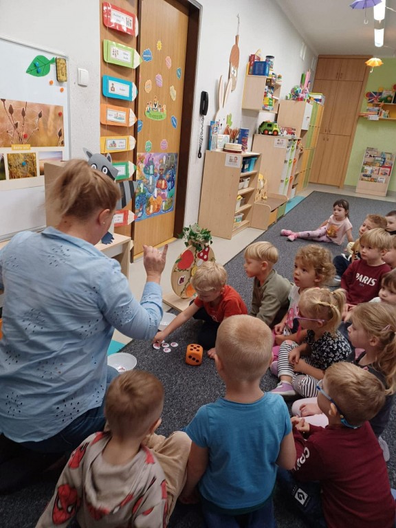 nauczyciel tłumaczy zadanie matematyczne