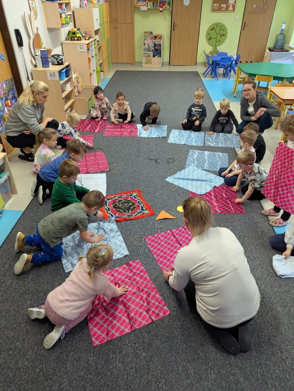 tworzymy kwadraty i trójkąty z chustek