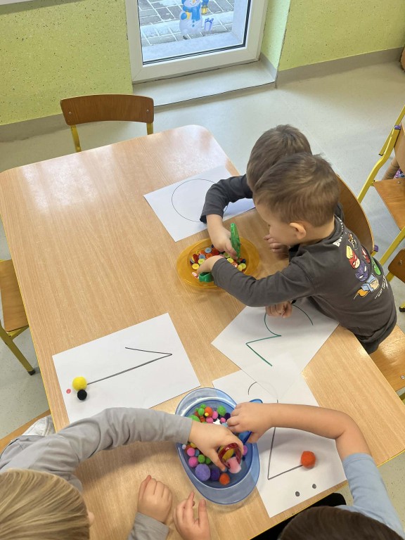 dzieci układają matematyczne kształty i cyfry materiałem sensorycznym