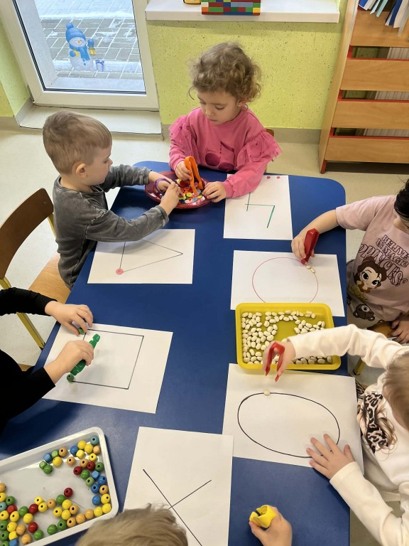 dzieci układają matematyczne kształty i cyfry materiałem sensorycznym